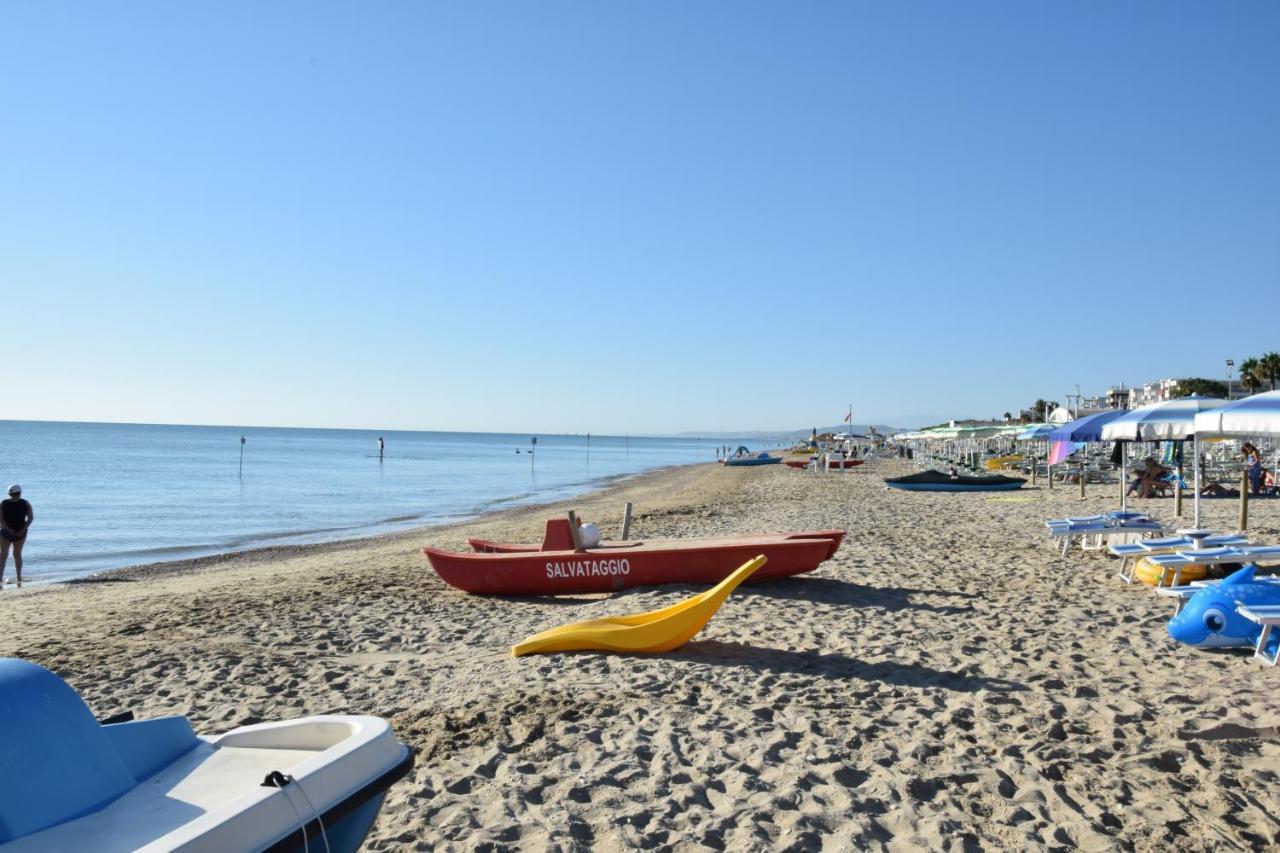 Hotel Petite Fleur Alba Adriatica Eksteriør billede