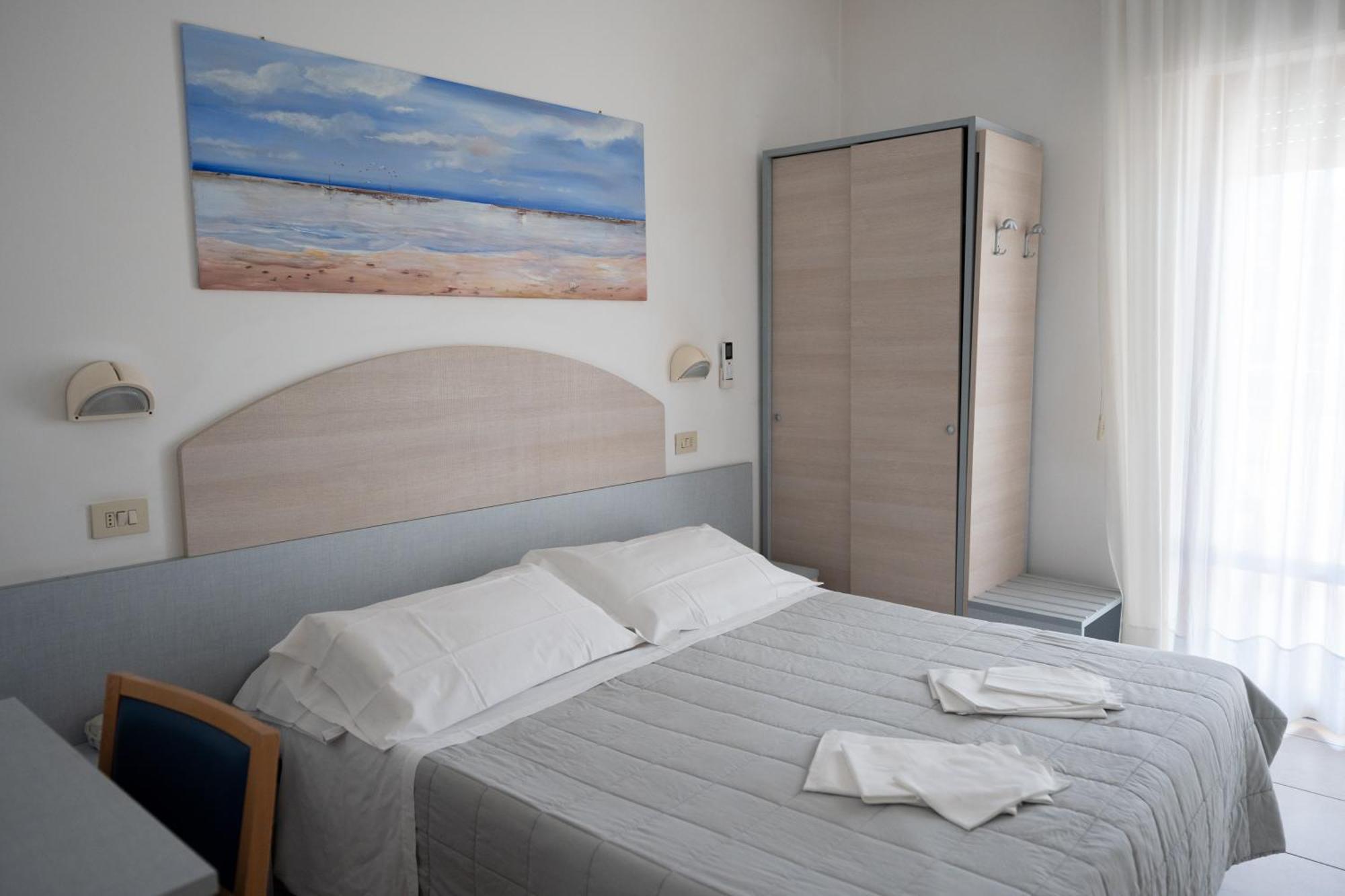 Hotel Petite Fleur Alba Adriatica Eksteriør billede