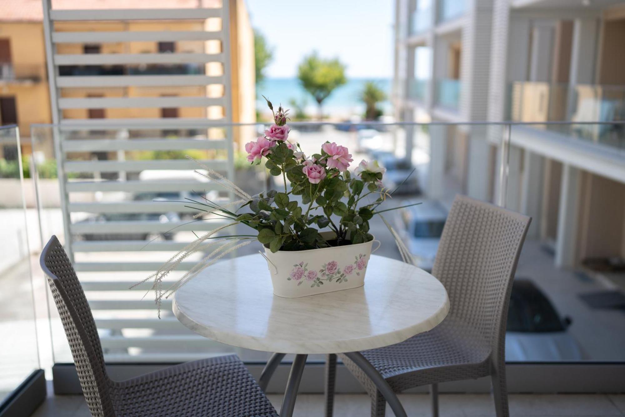 Hotel Petite Fleur Alba Adriatica Eksteriør billede