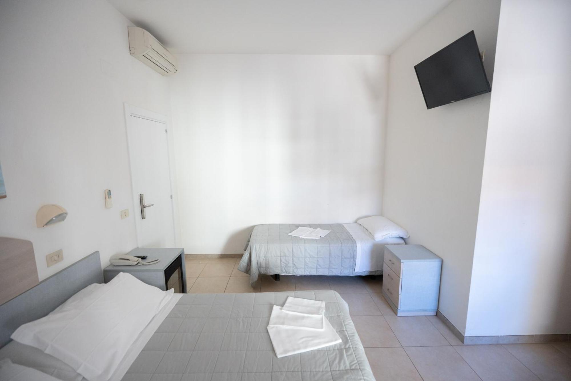 Hotel Petite Fleur Alba Adriatica Eksteriør billede