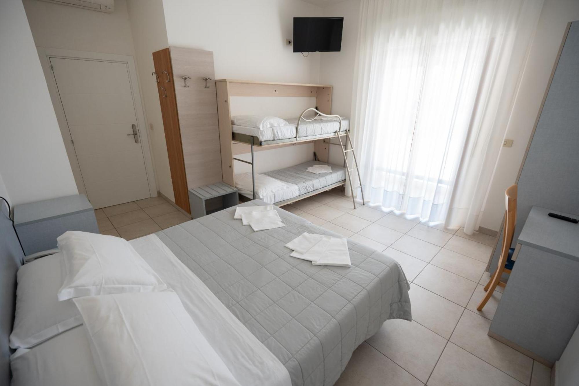 Hotel Petite Fleur Alba Adriatica Eksteriør billede