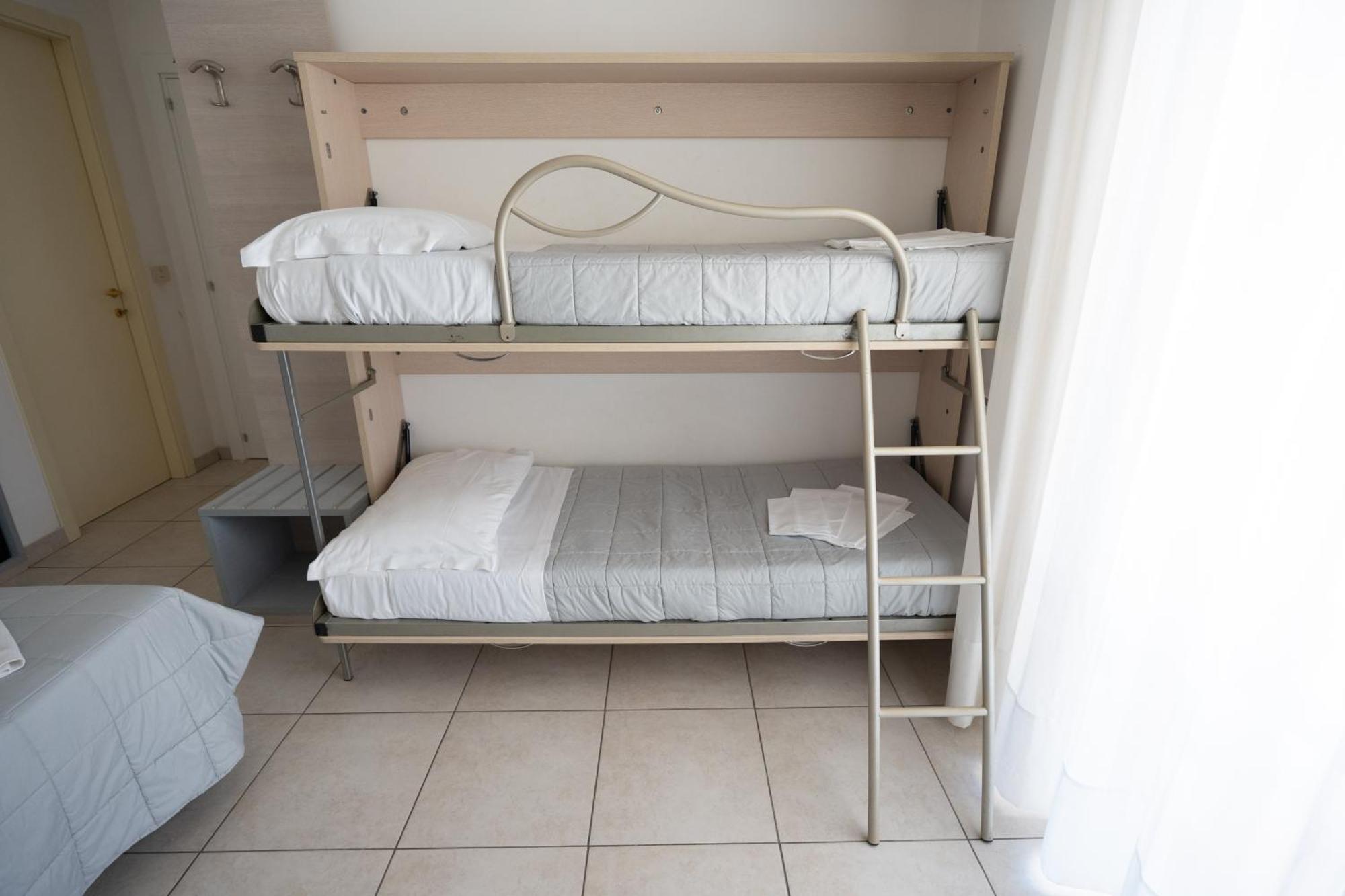 Hotel Petite Fleur Alba Adriatica Eksteriør billede
