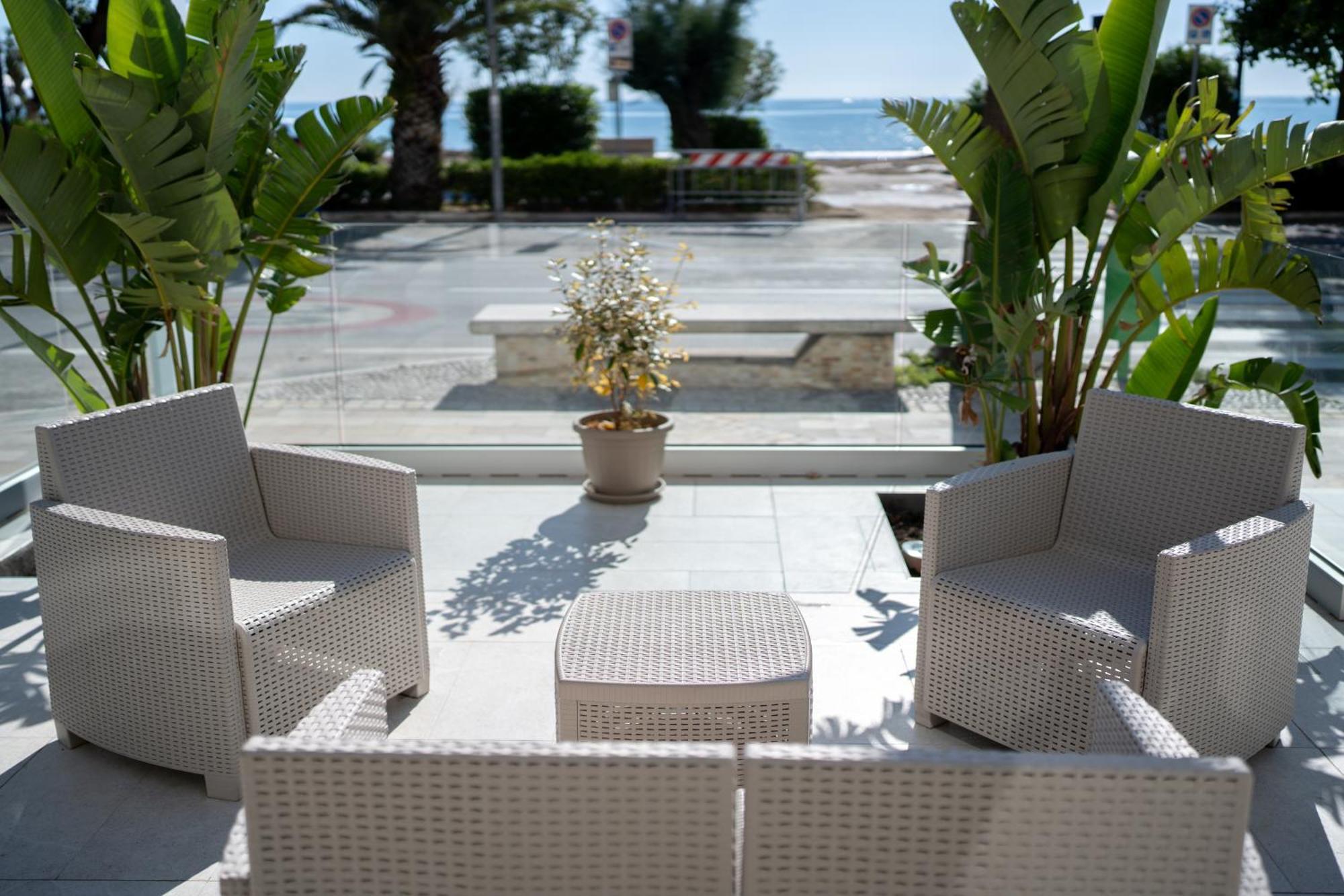 Hotel Petite Fleur Alba Adriatica Eksteriør billede